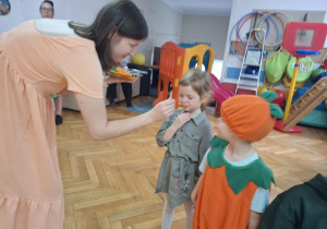 Dziewczynka rozpoznaje warzywo po smaku