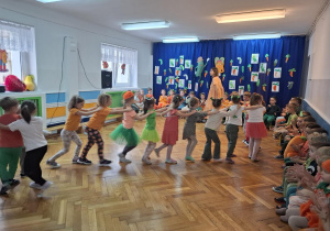 Dzieci z grupy "Jeżyki" prezentują swoje stroje
