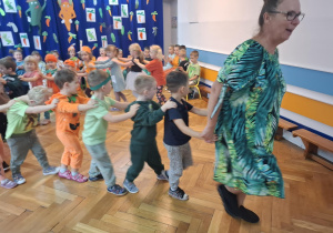 Dzieci z grupy "Żabki" prezentują swoje stroje