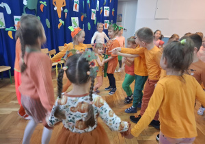 Dzieci tańczą przy muzyce