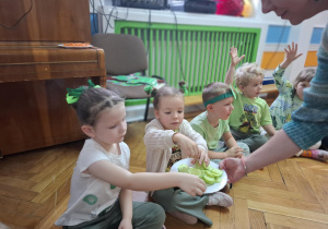 Dzieci częstują się plasterkami ogórka