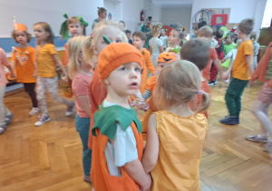 Dzieci tańczą przy muzyce