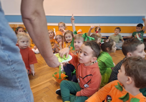 Dzieci częstują się plasterkami ogórka
