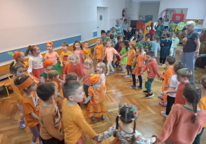 Dzieci tańczą przy muzycen w małych kołach