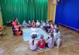 Dzieci słuchają opowiadania ratownika medycznego