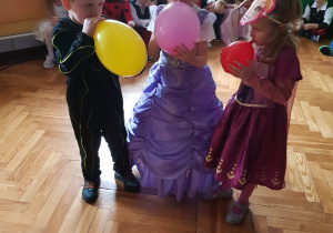 Dzieci nadmuchują balony
