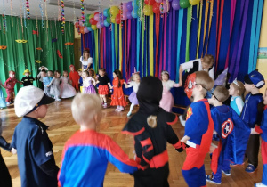 Dzieci tańczą wspólnie z pracownikami przedszkola
