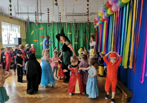 Dzieci tańczą wspólnie z pracownikami przedszkola