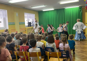 Grupa dzieci tańczy poloneza