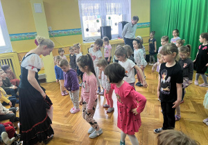 Baletnica uczy dzieci krokó