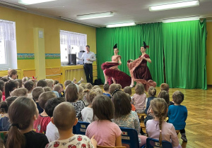 Dzieci obserwują tańczące baletnice