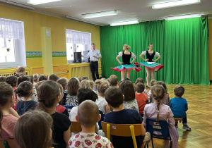 Dzieci podziwiają taniec baletnic