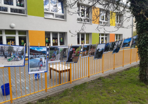 Zdjęcia przedstawiające ulubione miejsca w Łodzi wiszą na sznurku w ogrodzie przedszkolnym