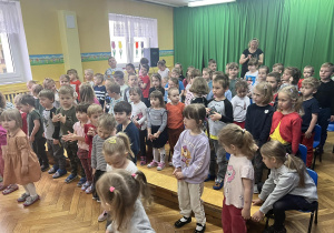 Dzieci tańczą do muzyki
