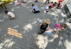 Dzieci malują kredą na tarasie