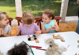 Dzieci ozdabiają szablon alpaki naturalnym futrem alpak