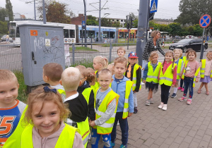 Dzieci stoją przed skrzyżowaniem