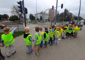 Dzieci wskazują na znaki drogowe i sygnalizatory świetlne