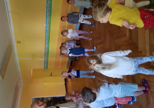 Dzieci tańczą naśladując ruchy prowadzącej