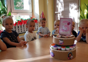 Dzieci świętują urodziny Marysi