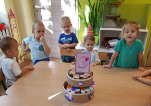 Dzieci świętują urodziny Marysi