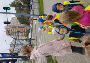 Dzieci obserwują ruch uliczny