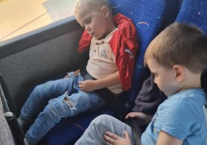 Dwóch chłopców śpi w drodze powrotnej do domu