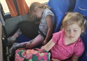 Dwie dziewczynki śpią w autokarze