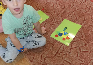 Chłopiec i jego praca z figur geometrycznych