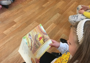Dziewczynka ze szkoły czyta książkę