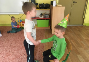 Chłopiec składa jubilatowi życzenia urodzinowe