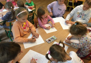 Dzieci rysują wraz z kolegami ze szkoły
