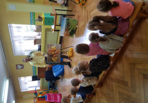 Dzieci słuchają opowieści pszczelarza