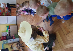 Dzieci z bliska oglądają strój pszczelarza