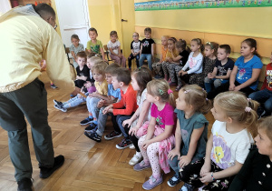 Dzieci oglądają plaster miodu