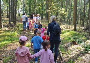 Dzieci wędrują leśnym szlakiem
