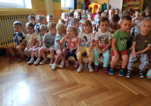 Dzieci czekają na rozpoczęcie audycji muzycznej
