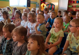 Dzieci obserwują występ wiolonczelisty