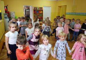 Dzieci ze wszystkich grup uczestniczą we wspólnym tańcu