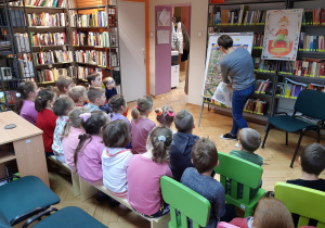 Dzieci słuchają opowieści bibliotekarki