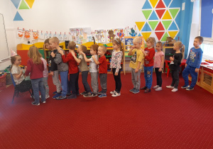 Grupa dzieci pozuje do zdjęcia z solenizantką