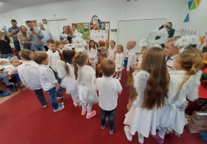 Dzieci śpiewają "Sto lat" solenizantowi