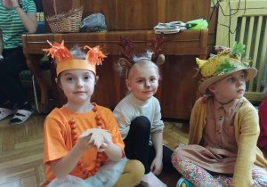 Trzy dziewczynki w jesiennych przebraniach