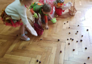 Dzieci biorą udział w konkursie - zbierają kasztany
