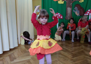 Dziewczynka tańczy do muzyki