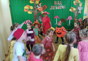 Dzieci tańczą w kole wspólnie z nauczycielką