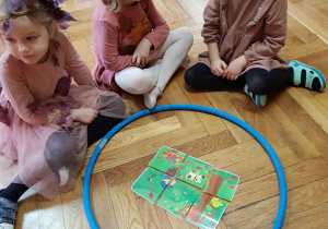 Trzy dziewczynki ułożyły jesienne puzzle