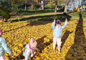 Dziewczynki rzucają się liściami