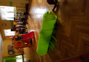 Dzieci korzystają ze sprzętu do zabaw ruchowych
