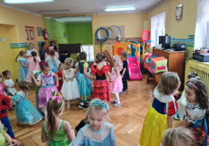 dzieci tańczą w kółeczkach